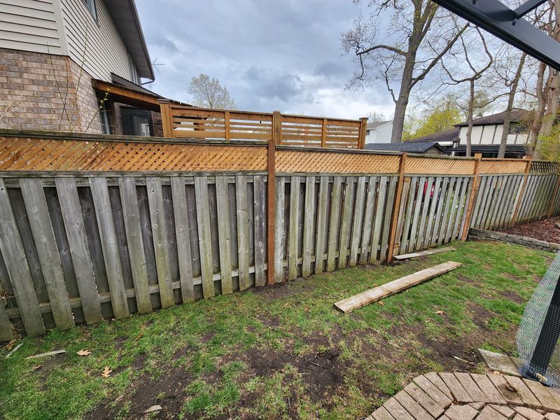 Lattice-top privacy fence
